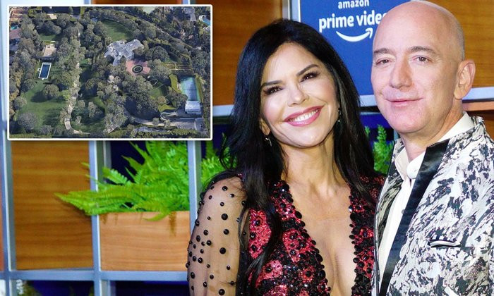 Giữa tháng 2 vừa qua, tỷ phú giàu nhất hành tinh Jeff Bezos cùng bạn gái Jauren Sanchez mua biệt thự 165 triệu USD ở khu Beverly Hills, Los Angeles (California).