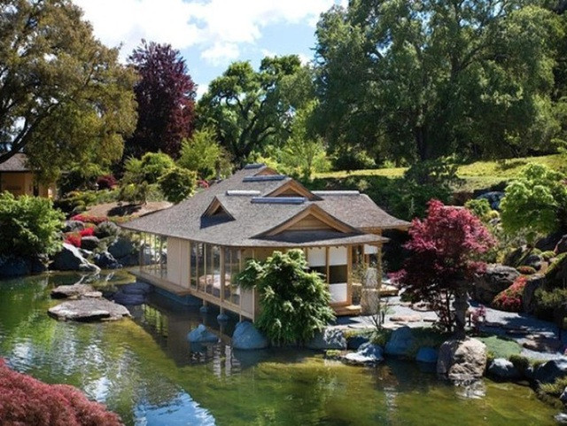 Tổ hợp biệt thự của tỷ phú công nghệ Larry Ellison ở thị trấn Woodside, bang California (Mỹ) mang phong cách Nhật Bản, rộng 9,3 ha, gồm 10 ngôi nhà, một quán trà, hồ nước nhân tạo, nhà tắm ngoài trời, và một hồ cá koi. Nguồn: Business Insider.