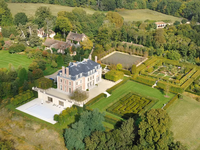 Ông sở hữu hàng loạt bất động sản xa hoa bao gồm các lâu đài, căn biệt thự,…trải dài khắp các thành phố hoa lệ ở châu Âu.