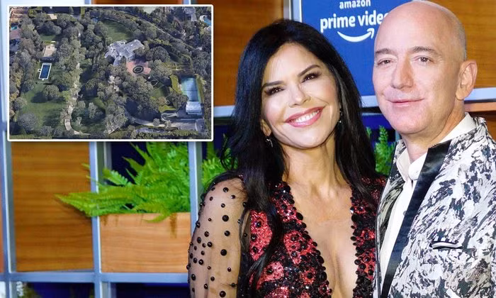 Giữa tháng 2 vừa qua, tỷ phú giàu nhất hành tinh Jeff Bezos cùng bạn gái Jauren Sanchez mua biệt thự 165 triệu USD ở khu Beverly Hills, Los Angeles (California).