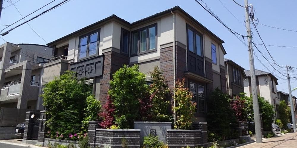 Không giống nhiều quốc gia khác, người Nhật không ưa chuộng sống trong các khu biệt thự. Họ nghĩ rằng, chỗ ở không đáng là bao, nếu tiết kiệm tiền xây nhà tức là họ đã tiết kiệm được một nửa chi phí trong đời rồi.