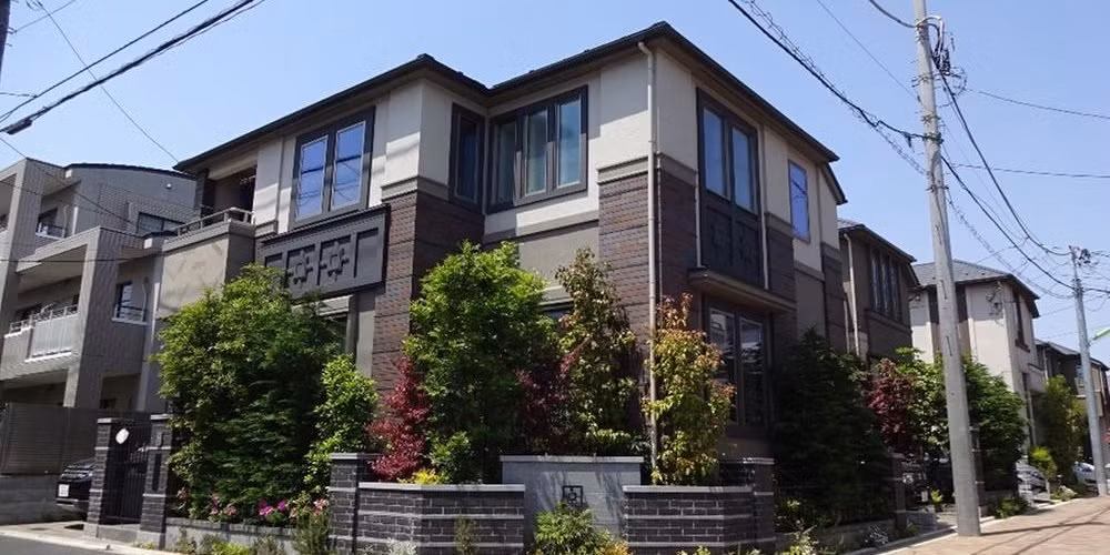 Không giống nhiều quốc gia khác, người Nhật không ưa chuộng sống trong các khu biệt thự. Họ nghĩ rằng, chỗ ở không đáng là bao, nếu tiết kiệm tiền xây nhà tức là họ đã tiết kiệm được một nửa chi phí trong đời rồi.