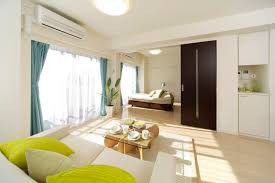 Người Nhật thích sống trong những ngôi nhà kiểu truyền thống hoặc các căn hộ chung cư để thuận tiện cho việc đi lại, làm việc và sinh hoạt.