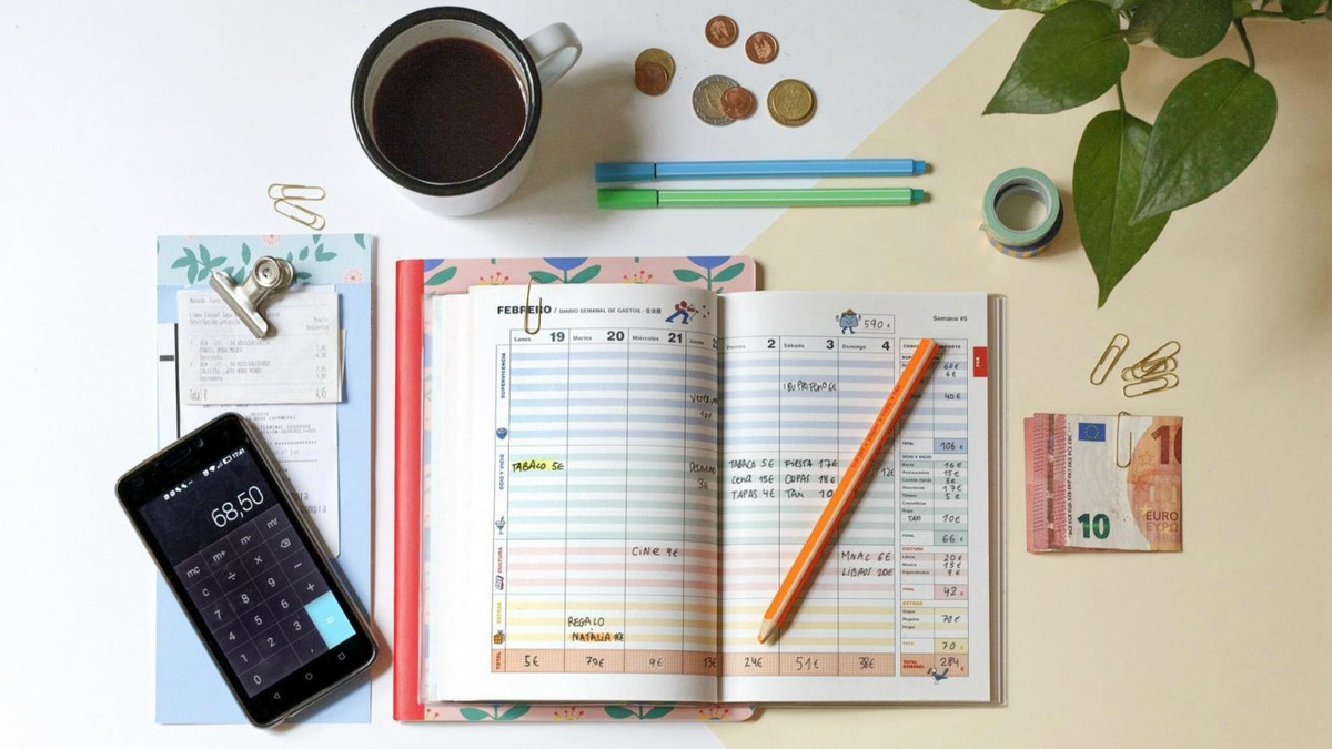 Một cách tiêu tiền khoa học nữa của người Nhật là áp dụng phương pháp quản lý tài chính Kakeibo. Hàng tháng, các bà nội trợ Nhật sau khi nhận lương, họ sẽ dành một khoản nhất định để tiết kiệm.