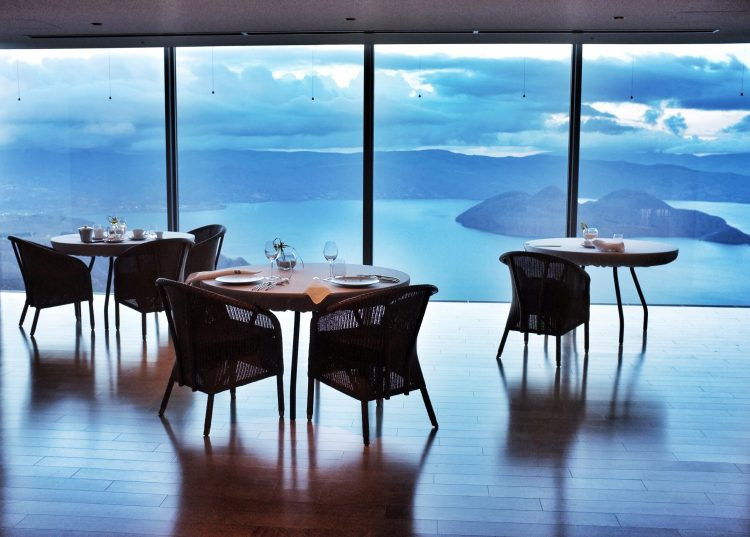 Bên cạnh yếu tố văn hóa, một phần nữa là vì các nhà hàng sang trọng thường được đặt ở những khu phố đắt đỏ. Vì vậy, việc ăn uống ở các nhà hàng sang trọng thường được cân nhắc rất kỹ.