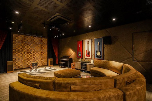 Đặc biệt, Lê Hoàng dành hẳn 1 phòng rất to trong nhà để làm phòng thu âm, sáng tác để thoả mãn đam mê. Ảnh: FBNV.