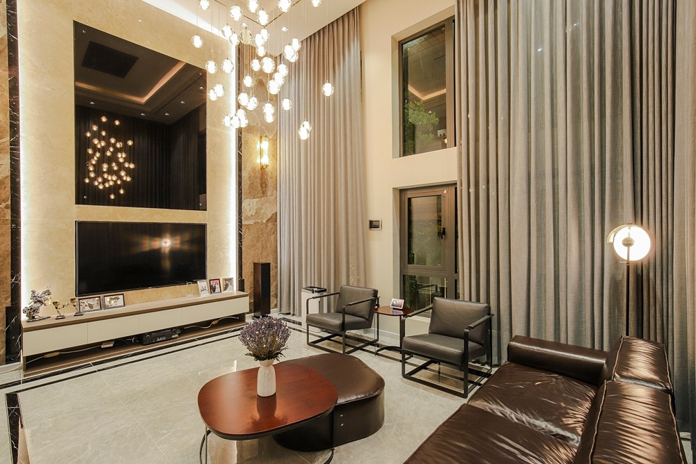 Từ phòng khách, phòng ăn đến cả phòng ngủ đều được vợ chồng nam ca sĩ chăm chút cực tỉ mỉ. Ảnh: FBNV.