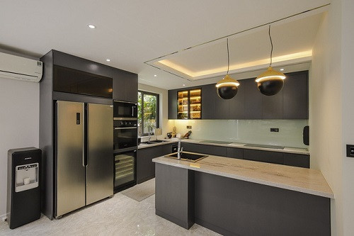 Nhà bếp với nhiều thiết bị hiện đại. Ảnh: FBNV.