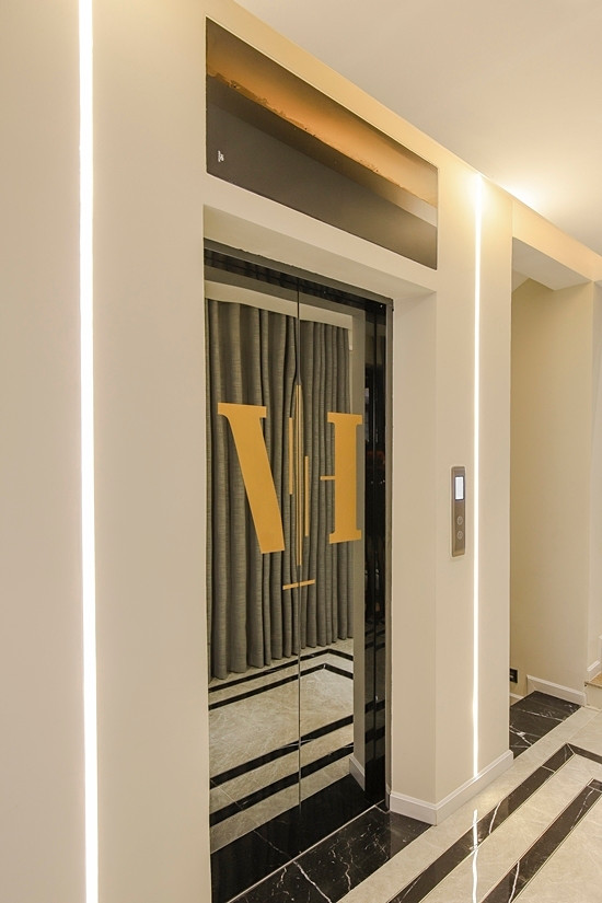 Trong nhà, của vợ chồng Lê Hoàng còn lắp cả 2 còn lắp thang máy để thuận tiện cho việc di chuyển. Ảnh: FBNV.