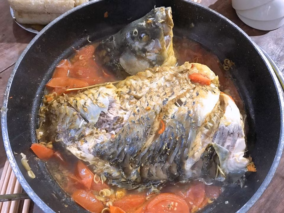 Cô nói: "Nhìn bên ngoài thì khó để biết được cá chép tự nhiên hay cá chép nuôi nhưng khi ăn thì biết rõ. Tôi mua một lần và chắc chắn sẽ không mua lại lần thứ hai nữa".