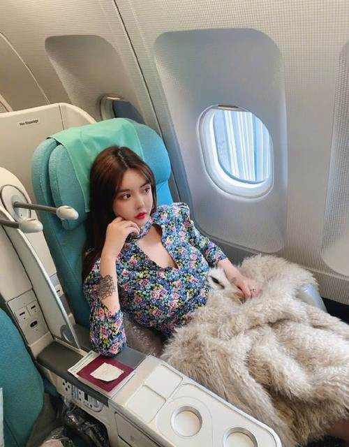 Han Anzhen đi du lịch Hàn Quốc và mua quà cho con gái.