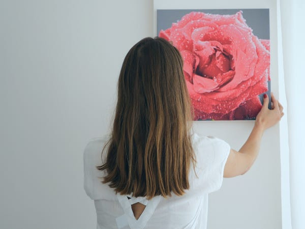 Treo tranh trên tường ở độ cao thích hợp cũng có thể nới rộng không gian trong phòng.