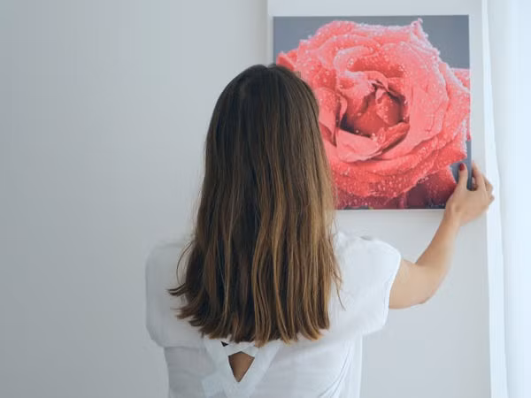 Treo tranh trên tường ở độ cao thích hợp cũng có thể nới rộng không gian trong phòng.