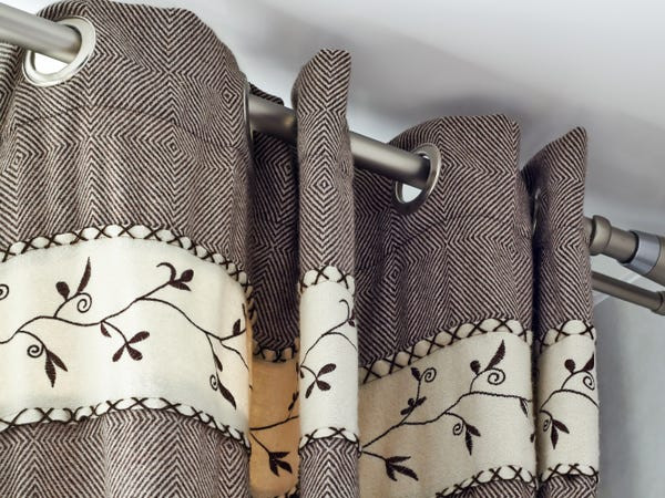 Gắn thanh treo rèm cao hơn cửa sổ hoặc cửa ra vào là mẹo nhỏ giúp tạo ảo giác về trần nhà cao hơn và không gian rộng mở hơn.