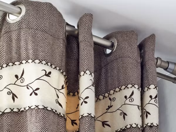 Gắn thanh treo rèm cao hơn cửa sổ hoặc cửa ra vào là mẹo nhỏ giúp tạo ảo giác về trần nhà cao hơn và không gian rộng mở hơn.