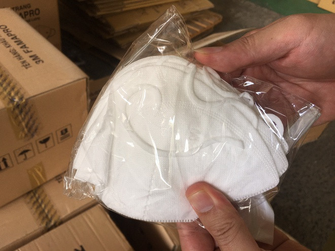 Trong thời điểm dịch Covid-19 đang quay trở lại Việt Nam, việc người dân sử dụng những loại khẩu trang giả, không đảm bảo về chất lượng như thế này có thể gây ra hậu quả nghiêm trọng trong công tác phòng, tránh dịch bệnh. Ảnh: Zing.