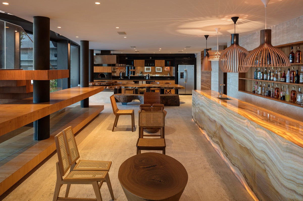  Nhà bếp sang trọng chẳng kém một quán bar.