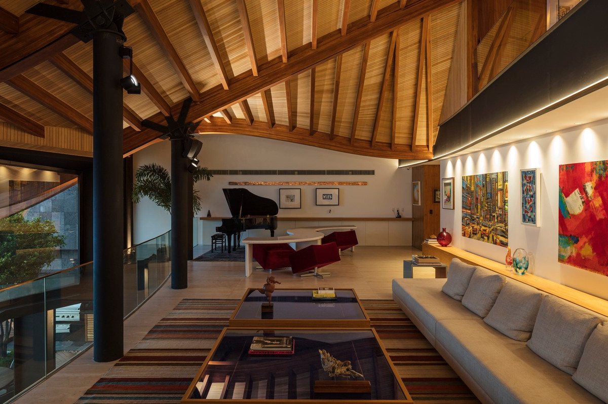 Phòng khách hiện đại có view hướng ra biển.