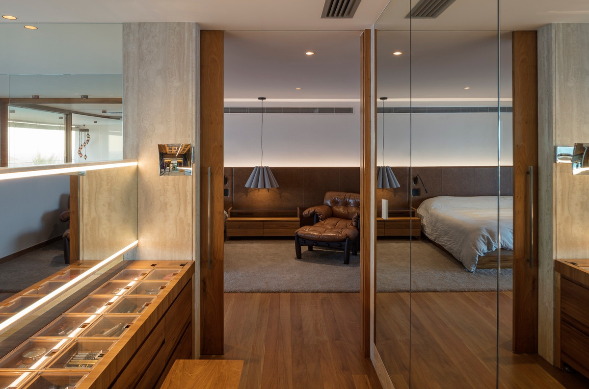 Tầng trên là phòng ngủ, ban công nghỉ dưỡng...