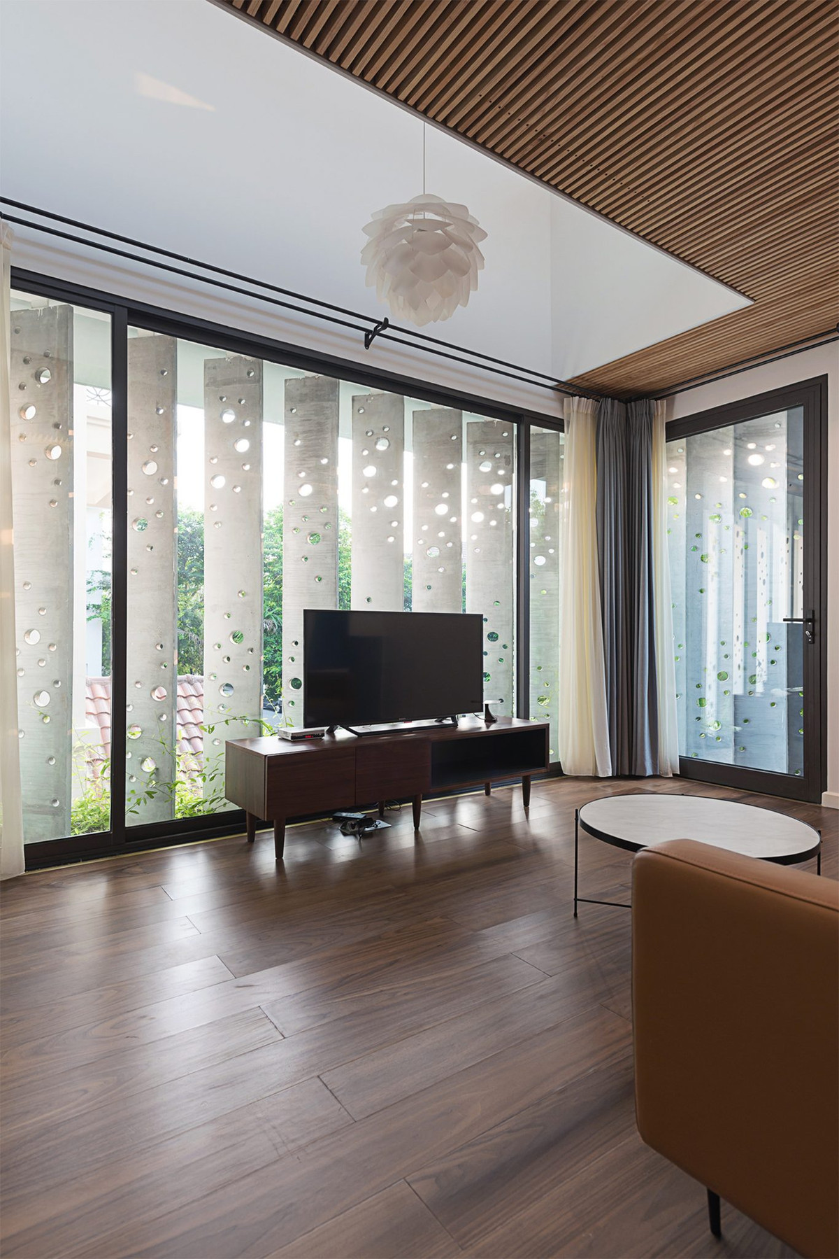 Nhà có người già ôm nên phòng khách ăn, bếp phải đảm bảo điểm nhìn và sự trao đổi giữa các thành viên với bà trong mọi thời điểm.