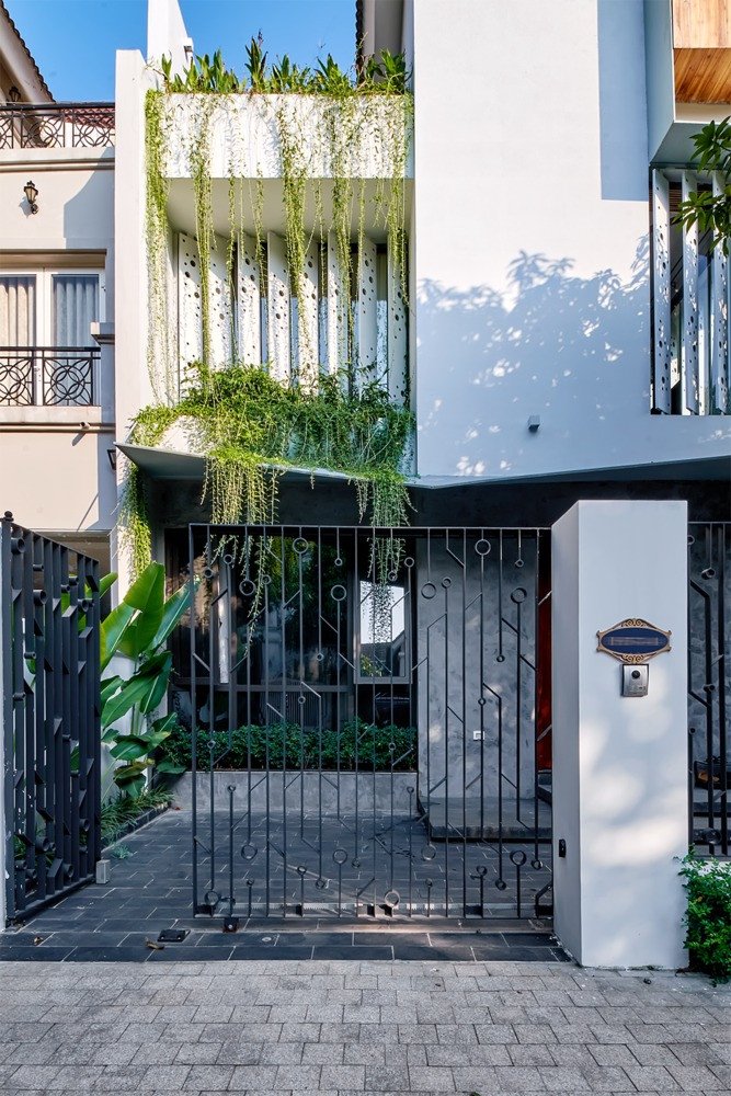 Lớp chắn nắng trực tiếp được thiết kế để đảm bảo độ mảnh, giúp hạn chế ánh nắng hướng Tây đồng thời tạo ra các kịch bản về ánh nắng thú vị trong không gian nội thất.