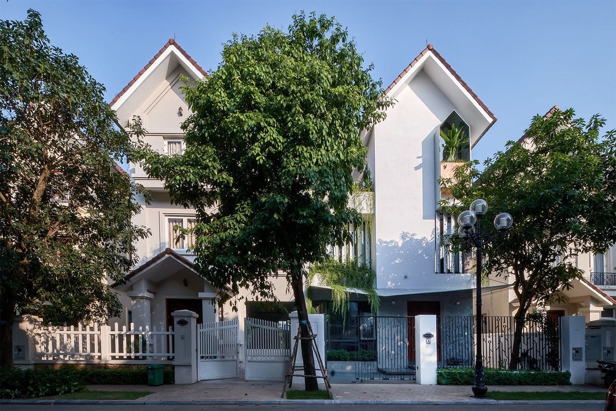 Maison TL là công trình biệt thự song lập được cải tạo lại để phù hợp với gia đình mới chuyển đến gồm bố mẹ già, người giúp việc và 2 vợ chồng trẻ.