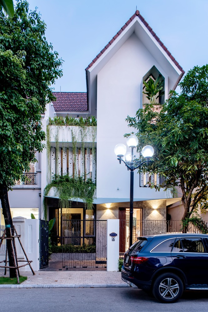 Do nằm trong một khu đô thị được quản lí rất chặt chẽ về mặt quy hoạch nên các yếu tố cải tạo được tính toán sao cho đơn giản và hiệu quả nhất mà vẫn đáp ứng được các tiêu chí yêu cầu sinh hoạt đặc biệt của gia chủ.