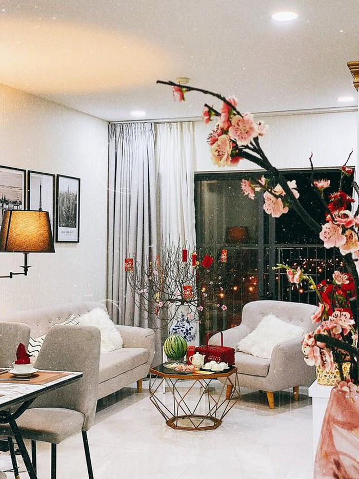 Phòng khách thoáng đãng với hệ cửa kính lớn.