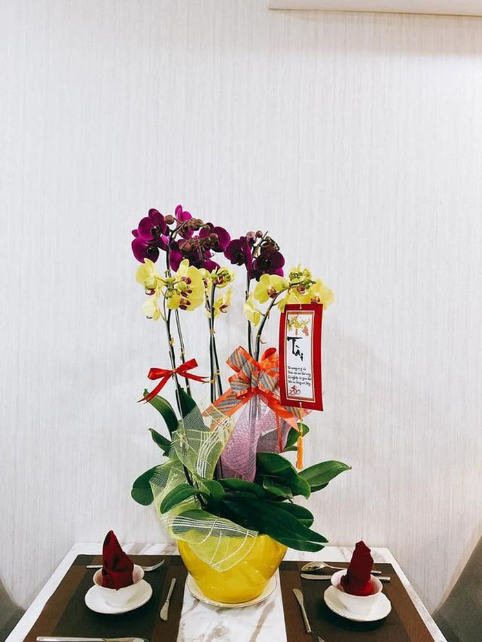 Bàn ăn được diễn viên phim "Tiệm ăn dì ghẻ" trang trí với chậu lan.