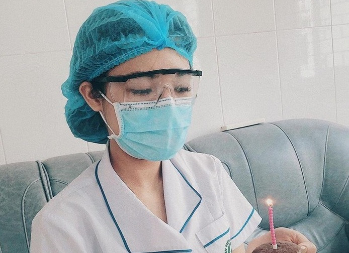 Nu dieu duong xinh dep BV Bach Mai don sinh nhat o khu cach ly