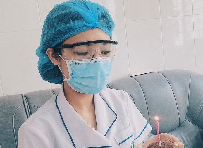 Nu dieu duong xinh dep BV Bach Mai don sinh nhat o khu cach ly