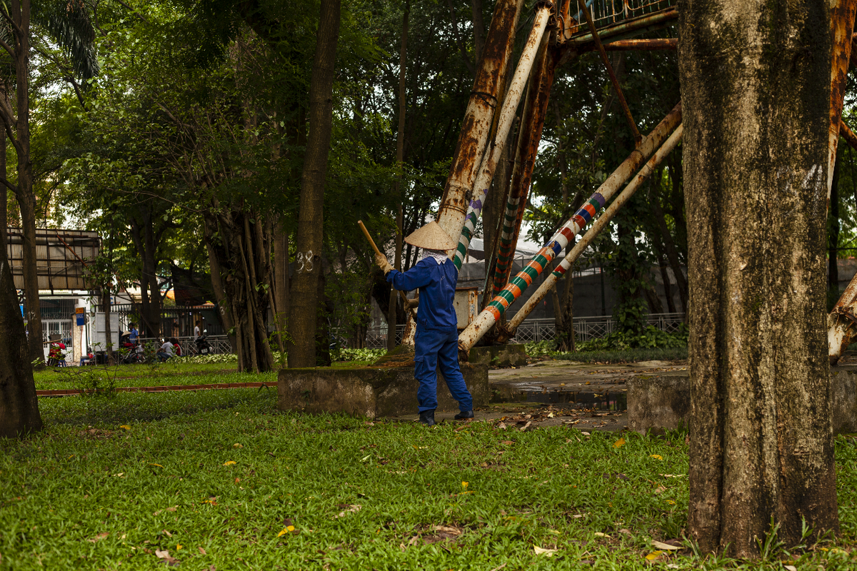 Lao công phải quét dọn dưới những tấn sắt khổng lồ treo leo trên đầu không biết sẽ rơi xuống lúc nào. Ảnh: Hoàng Ngân. Video: Hà Nội: Chuẩn bị phá dỡ giai đoạn 2 dự án 8B Lê Trực. Nguồn: VTC1