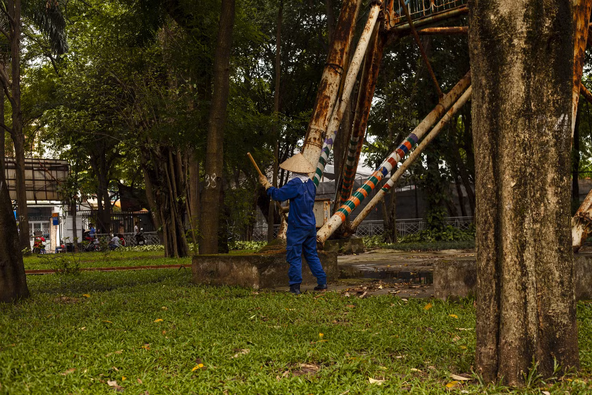 Lao công phải quét dọn dưới những tấn sắt khổng lồ treo leo trên đầu không biết sẽ rơi xuống lúc nào. Ảnh: Hoàng Ngân. Video: Hà Nội: Chuẩn bị phá dỡ giai đoạn 2 dự án 8B Lê Trực. Nguồn: VTC1