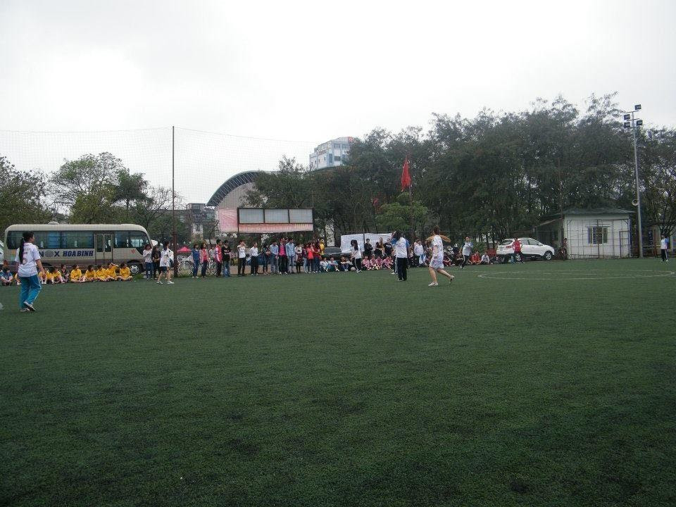 Giữa lòng công viên mọc lên nhiều công trình sai phép: nhà hàng kinh doanh dịch vụ tiệc cưới, quán cafe, karaoke, sân tennis, sân bóng đá mini, phòng tập gym,…Ảnh: Việt Trinh.