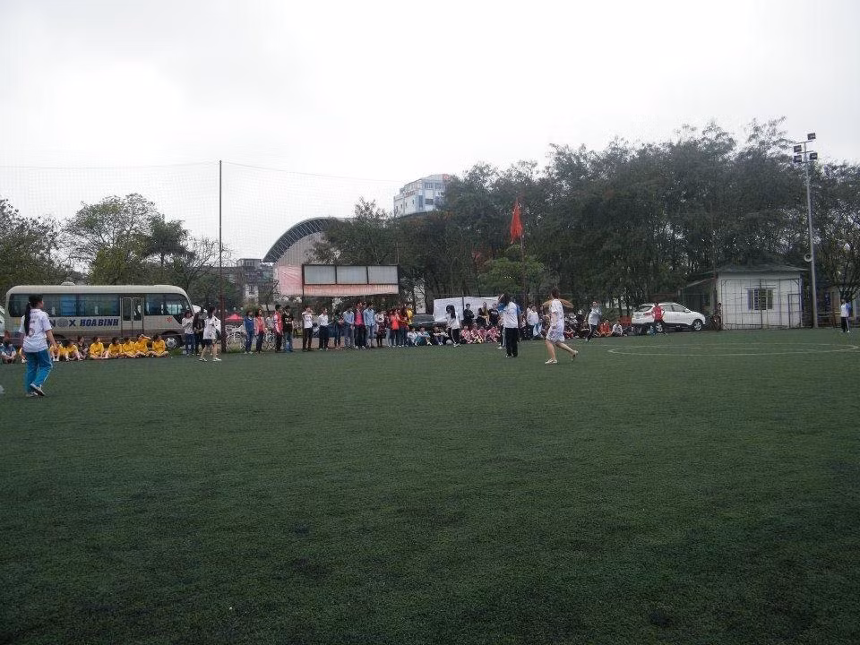 Giữa lòng công viên mọc lên nhiều công trình sai phép: nhà hàng kinh doanh dịch vụ tiệc cưới, quán cafe, karaoke, sân tennis, sân bóng đá mini, phòng tập gym,…Ảnh: Việt Trinh.