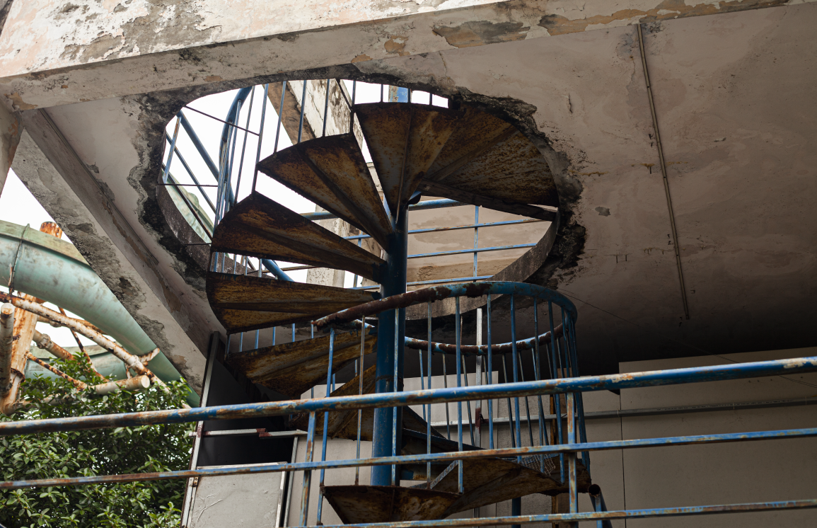 Cầu thang xuống cấp nghiêm trọng, cầu thang rỉ sét,… nhưng tại đây, lại là nơi sinh sống và kinh doanh cửa 1 hộ dân. Ảnh: Hoàng Ngân