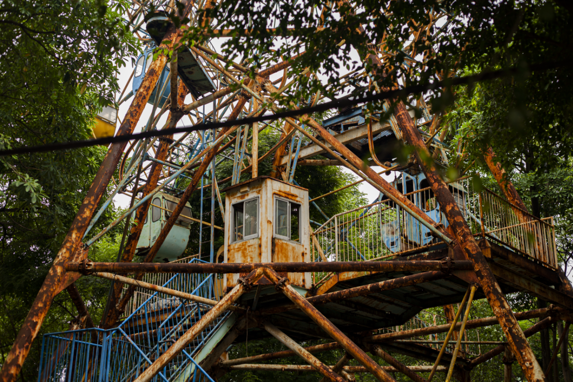 Bác D (Thanh Nhàn,Hai Bà Trưng) thường xuyên tới công viên tập thể dục, hy vọng rằng những công trình bị bỏ hoang và xuống cấp được chính quyền nhanh chóng dỡ bỏ, trả lại không gian rộng rãi cho công viên và đảm bảo an toàn cho mọi người. Ảnh: Hoàng Ngân.