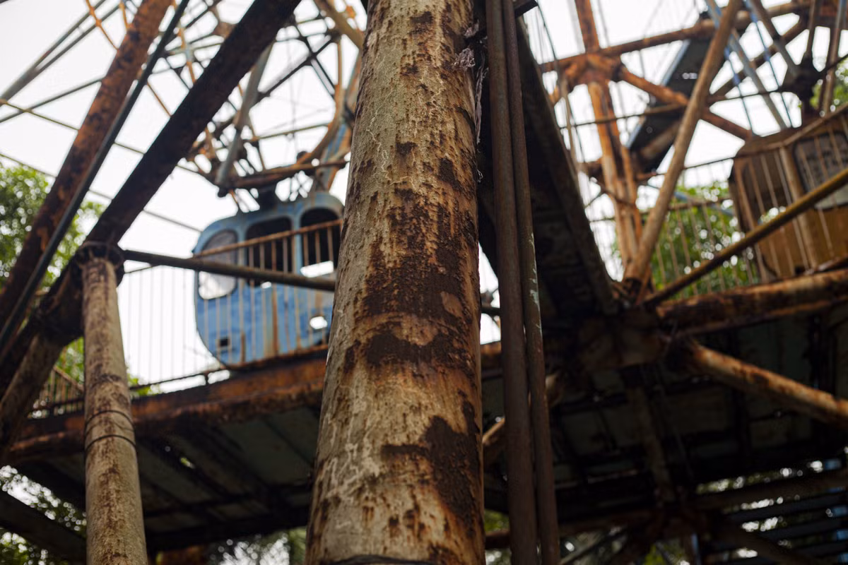 Những chân trụ có thể sập bất cứ lúc nào, nhất là đang trong mùa mưa bão nhưng chính quyền vẫn chưa có động thái can thiệp hay dỡ bỏ nhằm đảm bảo an toàn. Ảnh: Hoàng Ngân.