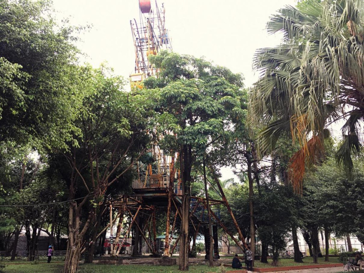 Đến năm 2003, công viên nước Tuổi trẻ Thủ đô được công ty TNHH MTV Đầu tư và Dịch vụ Tuổi trẻ Hà Nội đầu tư xây dựng gồm nhiều hạng mục như vòng đu quay khổng lồ, cầu trượt nước, hồ tạo sóng… Tuy nhiên, chỉ hoạt động được 4 năm, đến 2007, công viên nước bất ngờ đóng cửa và bỏ hoang. Ảnh: Việt Trinh.