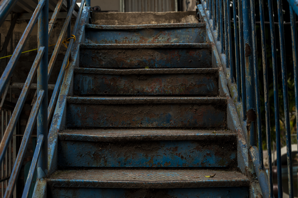 Những bậc cầu thanh chênh vênh, méo mó dẫn lên nơi ở của người dân sinh sống trong khuôn viên của công viên Tuổi trẻ. Ảnh: Hoàng Ngân