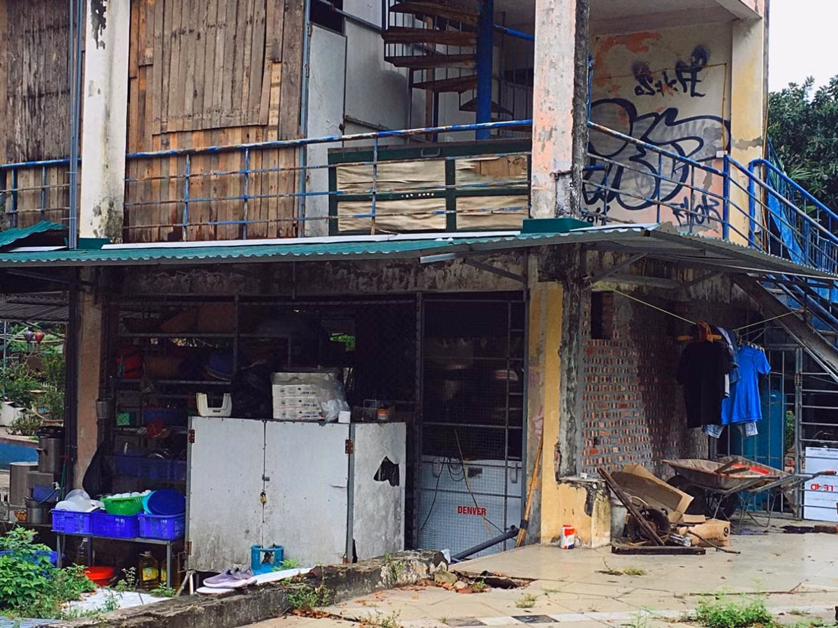 Hàng loạt công trình vi phạm vô tư chiếm dụng sai mục đích và công khai hoạt động trên các ô đất vốn được quy hoạch làm khu vườn hoa, cây xanh, sân tập thể thao công cộng nhưng chính quyền vẫn "ngó lơ". Ảnh: Việt Trinh.