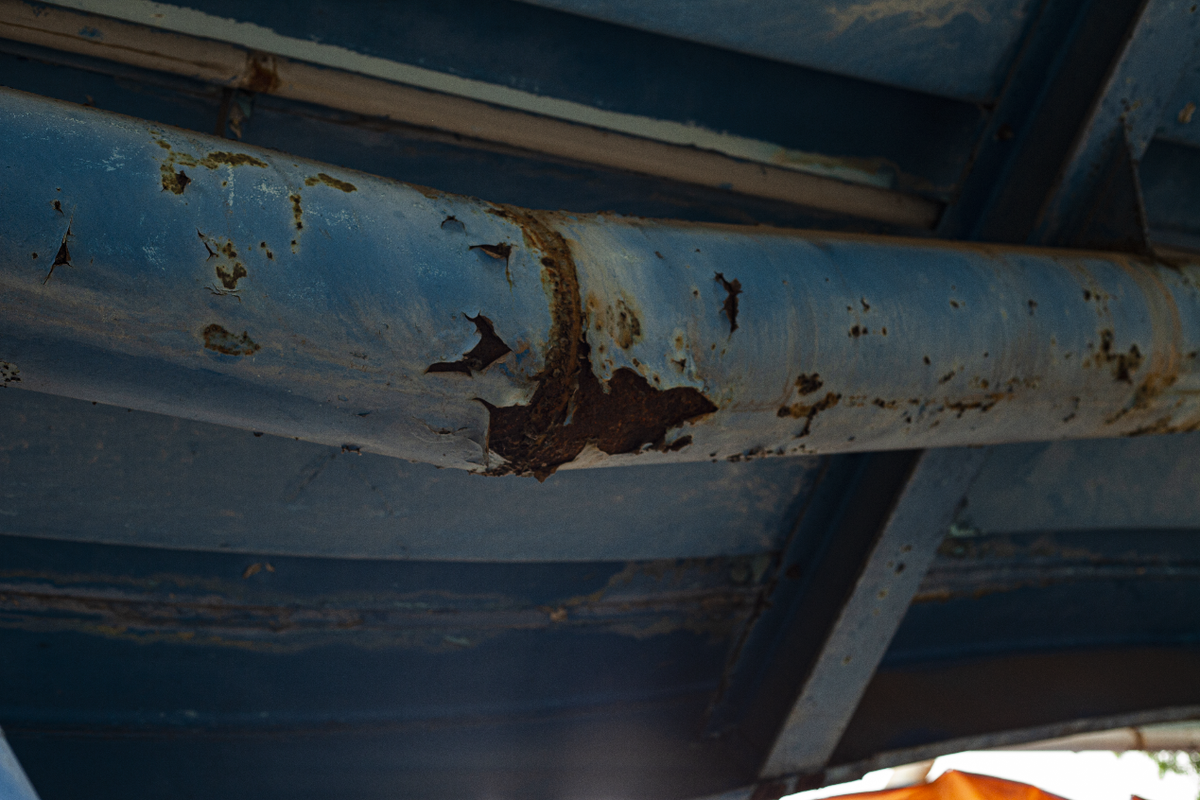 Những thanh sắt han rỉ theo thời gian đã xuất hiện tình trạng cong vênh, gãy nứt. Ảnh: Hoàng Ngân