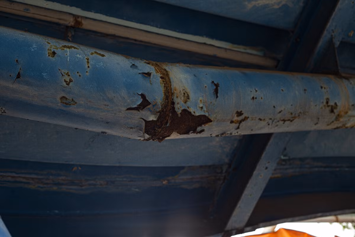 Những thanh sắt han rỉ theo thời gian đã xuất hiện tình trạng cong vênh, gãy nứt. Ảnh: Hoàng Ngân