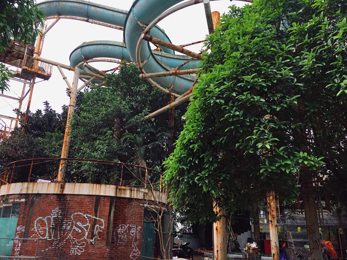 Được xây dựng với mục đích trở thành nơi vui chơi, giải trí, sinh hoạt cho thanh thiếu niên và người dân trong khu vực nhưng tới nay, các công trình xuống cấp chưa được tháo dỡ đang gây bức xúc và lo lắng cho dân cư sinh hoạt quanh đây. Ảnh: Việt Trinh.