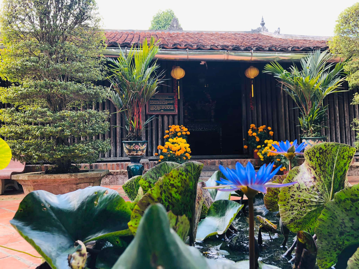 Phía trước ngôi nhà là khoảng sân rộng đặt bàn đá, ghế, võng đong đưa dưới bóng cây. Ảnh: Thamhiemmekong.