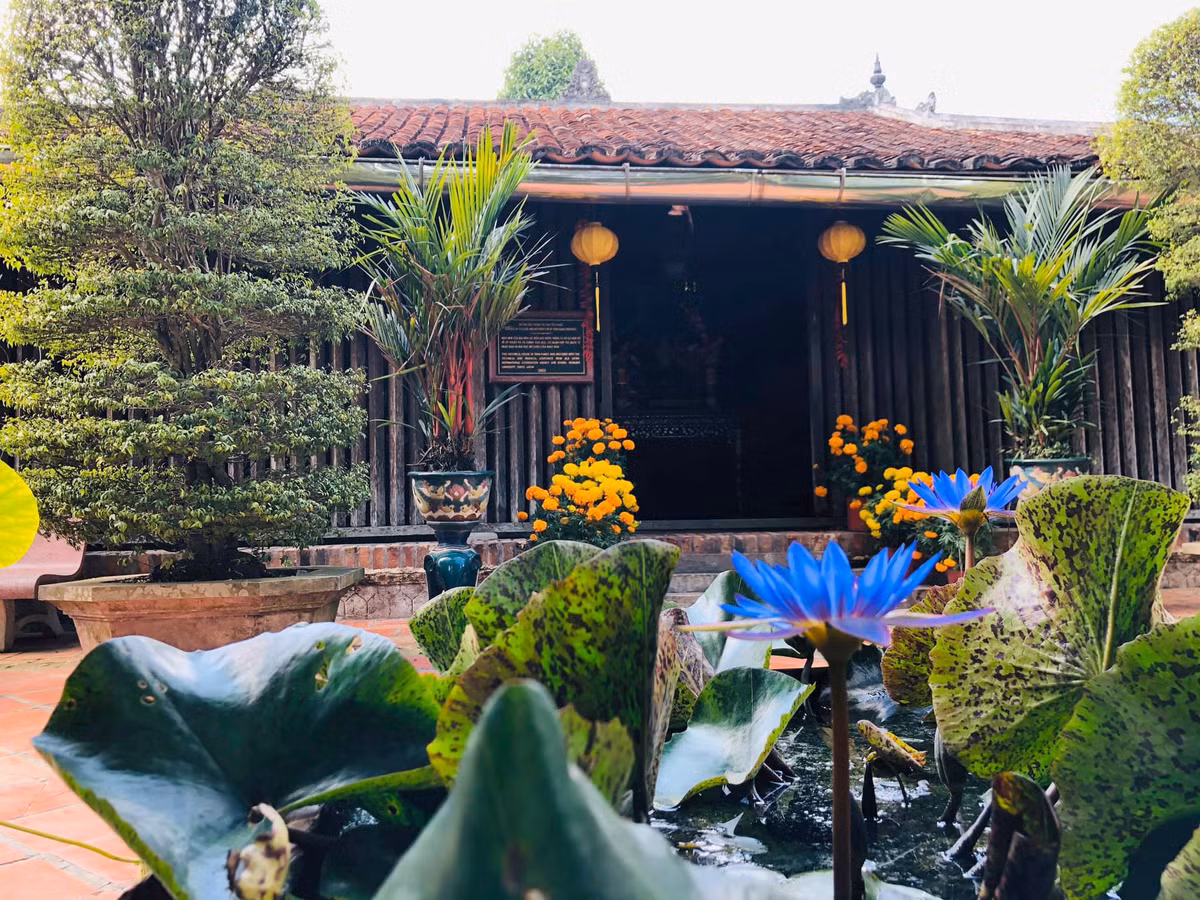 Phía trước ngôi nhà là khoảng sân rộng đặt bàn đá, ghế, võng đong đưa dưới bóng cây. Ảnh: Thamhiemmekong.