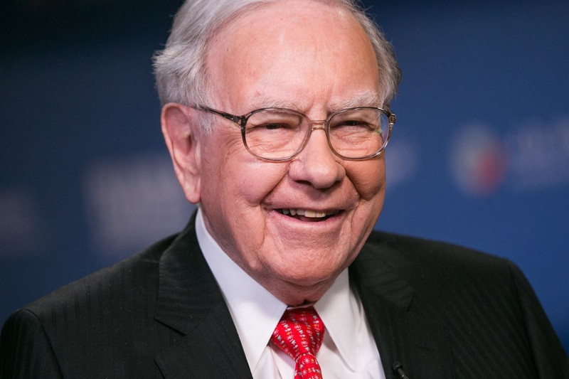 Tương tự, nhà đầu tư huyền thoại Warren Buffett cũng có cuộc hôn nhân 52 năm cho tới khi vợ mất.