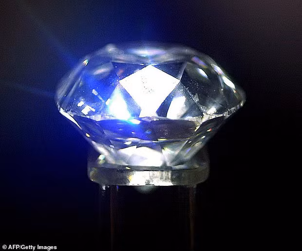 Vị vua này thờ ơ với chúng đến nỗi, lấy hẳn cục kim cương 185 cara, to bằng quả trứng đà điểu, nhét vào trong một chiếc tất để làm… cục chặn giấy.