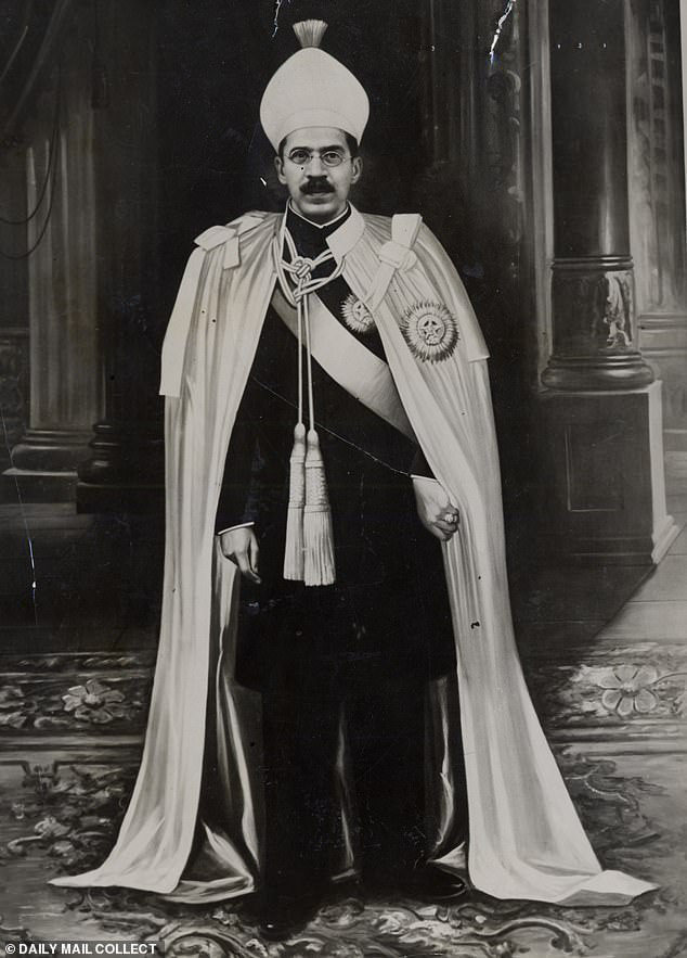 Nizam Đệ Thất (6/4/1886-24/2/1967) là quốc vương thứ 7 của tiểu quốc Hyderabad, Ấn Độ. Ông lên ngôi vào năm 1911, nổi tiếng khắp thế giới là đức vua giàu nhất mọi thời đại.