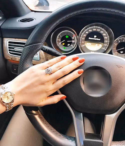 Nữ diễn viên Lã Thanh Huyền còn khoe cả đồng hộ xịn lẫn xe tiền tỷ trong dịp Valentine.